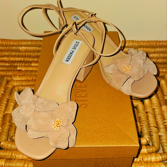 NIB SIZE 8.5 only worn on carpet - Picture 3 of 4